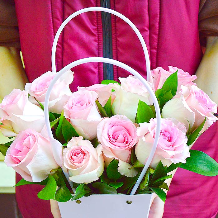 Композиция Розовые розы в сумочке
